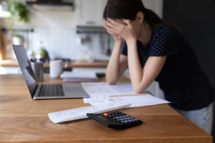 Femme qui vit de l'asphyxie financière