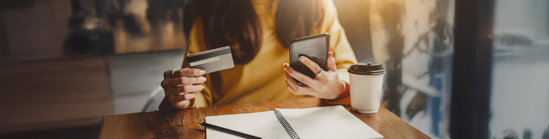 Femme qui analyse sa personnalité financière se questionnant si elle est plus de type économe ou dépensière